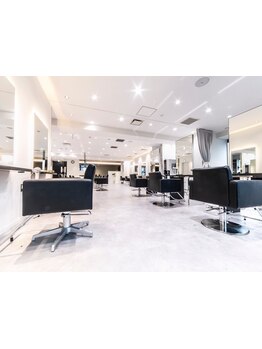 広々とした開放的な癒し空間。洗練された上質な《BUMP》で、あなただけのサロンタイムを―。