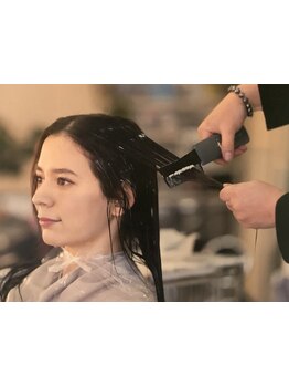 髪質改善トリートメントで、髪の芯から美しく。カラーやパーマで傷んだ髪の毛も、極上のツヤ感に♪