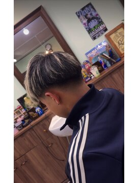 ケーエムシーセントラルルーツ(KMC Central Roots) スキンフェード、アップバング