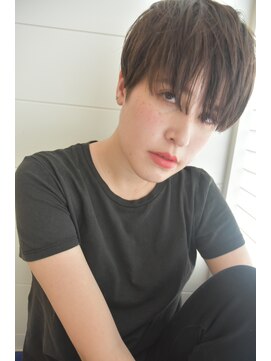 バズ(BUZZ) ハイライトが効いてるシンプルハンサムショート★Buzz秋山