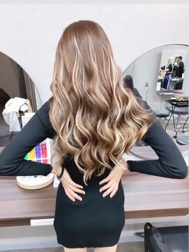 エミーバイモアムー(Emmie byMoremuu) ［南越谷YU-TA］ミルクティーベージュ×エクステハイライト