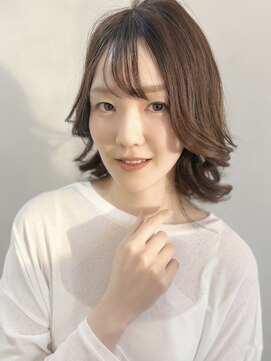 レメディフロムキン(REMEDY from KIN) 光をまとう柔らかミディ×透け感レイヤー