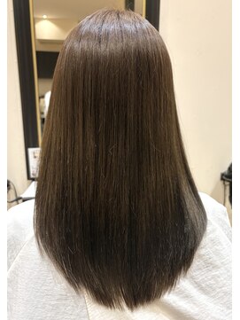 ヘアサロン トラヴィス(hair salon Travis) グレージュカラーミディアムレイヤーストレートスタイル