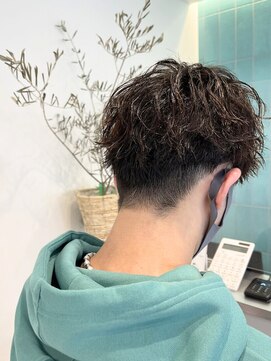 ロミーオム 本厚木(ROMMY. Homme) 縦落ちシャドウパーマ刈り上げフェード波巻きスパイラル/本厚木