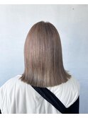 外ハネ切りっぱなしミディアム大人美人ミルクティーベージュ