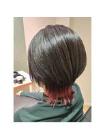 エレノア 越谷(Eleanor)&nbsp;黒髪ウルフ×レッドインナーカラーで大胆イメチェン