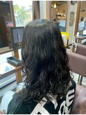 透明感のある暗髪に相性抜群。大人ウェーブロング