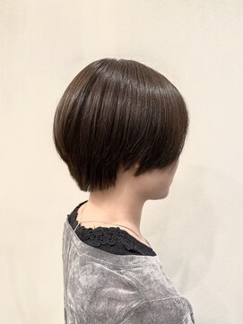 ショートボブ×オリーブグレージュ