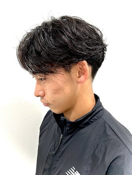 ヒュイル バイ ニアウ(Hwyl by Niau) シャドウパーマセンターパート刈り上げニュアンスパーマメンズ