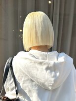 ヲタク(wotaku.)&nbsp;ホワイトブロンド抜きっぱなしブリーチハイトーンカラーミニボブ