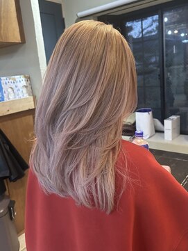 コモレビ(komorebi) 【八田瞳】バタフライカット/ホワイトピンクベージュ