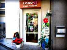 ロコヘアリゾート(LOCO Hair Resort)の雰囲気（オーナー自ら描いたサーフボードや絵がたくさんあります！）