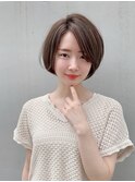 セピアベージュとハイライトで大人可愛いマッシュショートボブ