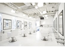 フェリーエスト(FEERIE est)の雰囲気(セット面が8面あり、ゆったりと過ごせる上品な雰囲気の店内◎)