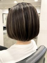 ソワネ 表参道(soigne)&nbsp;大人ショートボブ白髪ぼかしハイライト顔周りレイヤー丸みボブ