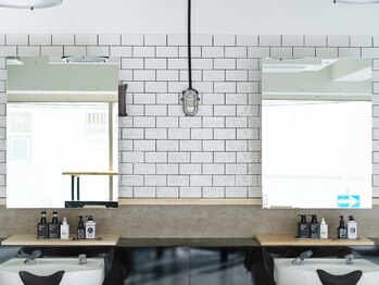 ディライトヘア トアウエスト店(DELIGHT HAIR)の写真/【三宮/元町5分】仕事帰りにも立ち寄れるメンズサロン。心地良い空間で、あなたに似合うスタイルをご提供！