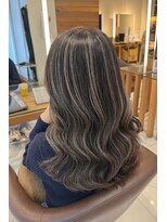 ロハスバイケンジ(LOHAS by KENJE)&nbsp;ロングの白髪ぼかしハイライト