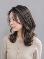 トリニティ(trinity) 大人ミディアムレイヤー・ハイライト・グレージュ