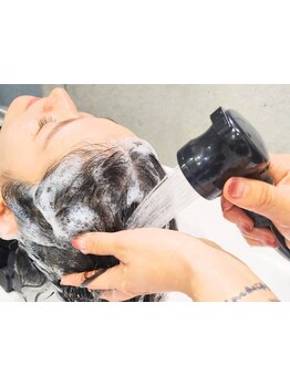 心地いいマッサージの贅沢ヘッドスパで日頃の疲れを癒す…♪頭皮環境を整え、髪の頭皮から健康に。