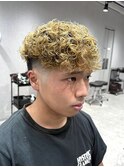 外国風スペインカール刈り上げテーパーフェード