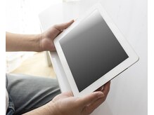 【来店の流れ６】待ち時間　[ロングメニューでも安心！wi-fi完備、タブレットで雑誌も！] [茨木/髪質改善]