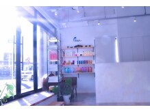 フローヘア(Flow hair)の雰囲気（自然光で明るい店内）