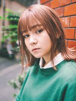 ピンクベージュ/ナチュラルカラー/外ハネヘア/ストレート仕上げ