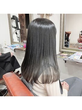 ヘアメイク アンフィ(amphi) 灰味ダークグレージュカラー(屋内照明)