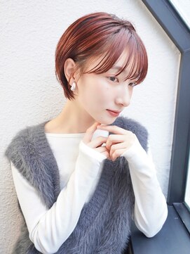 前髪あり耳かけショートヘアボルドーカラー