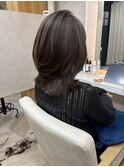 切りっぱなしミディアム×ふんわりレイヤーダークグレージュ