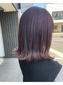 ミディアムヘアにピンクカラー