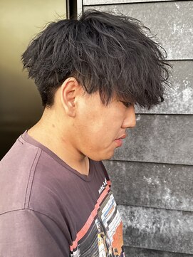 ヒュイル バイ ニアウ(Hwyl by Niau) メンズマッシュパーマニュアンスパーマスパイラルパーマ刈り上げ