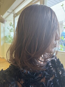 アウリンコ(aurinco) 透明感を感じさせるオトナスタイル