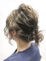 フッタ(Futta)&nbsp;大人可愛いショートヘアアレンジ×シニヨンスタイル