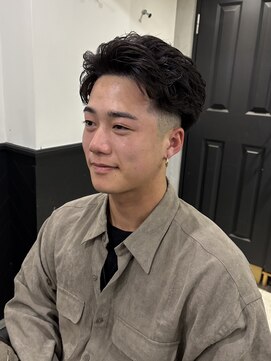 デューヘアー(due hair) MEN'S HAIR  刈り上げショート 毛流れパーマ 海外ボーイ風パーマ