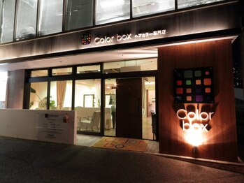 カラーボックスの写真/【泉大津駅】ダメージを最小限に◎髪や頭皮に優しいカラー剤で、艶感のある美しい仕上がりに♪