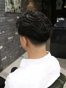 スリーセント 栄(3/cent) テーパーフェード/ニュアンスパーマ/毛流れ/ビジネスヘア