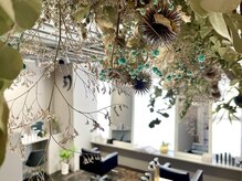 フュチュールヘアー(futur hair)の雰囲気（開放感のある天井から吊ってるドライフラワーで癒し空間）