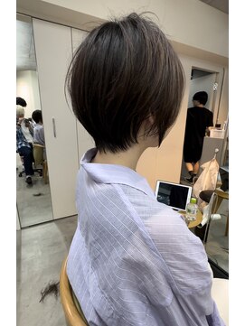 ミィ 表参道(mee.) 斜めバング グレージュカラー デザインカラー シルキーベージュ