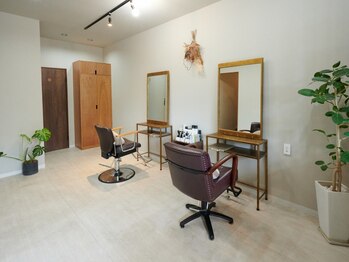 ワイエヌビーヘアー(y.n.b.hair)の写真/大型店が苦手な方にオススメ☆少人数制のプライベートサロン♪丁寧なカウンセリングと高い技術で満足度も◎