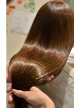 『高濃度トステア』で、ダメージ部分を架橋し毛髪強度アップ!!髪にうるおいを与えハリ、コシのある美髪へ！