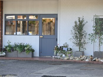 美容室 カナリア(Canaria)の写真/【IOTミラーロイド導入店】アンティークの家具がお洒落な4席のみのプライベートサロンサロン＊