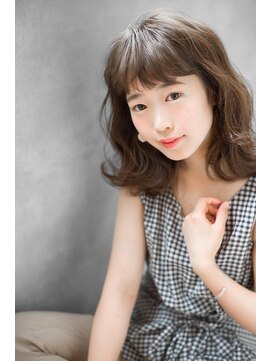 フェリア 梅田(FERIA) ウェーブくびれミディ×ハニーベージュ×オン眉