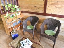 WOOD調の店内♪待合スペースは観葉植物もありリゾートっぽさも◎