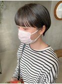 マッシュショート、ワイドバング、耳掛け、ブルーブラック