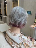 グレイヘアに裾ピンクカラーとパーマでおしゃれヘア