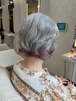 フレア(FLAiR) グレイヘアに裾ピンクカラーとパーマでおしゃれヘア