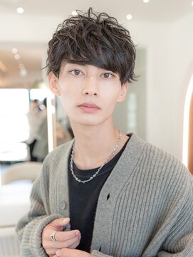 イオ 本厚木(io) 波巻きパーマアッシュブラック束感マッシュハイライト