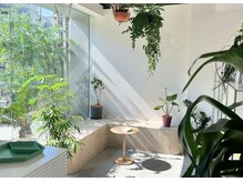 ツバメ ヘアー(TSUBAME HAIR)の雰囲気（雑誌や写真集、セレクトした商品が並ぶ心地よい待合スペース）