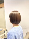 イメチェンホワイトブロンド外ハネボブ美髪ワイドバング